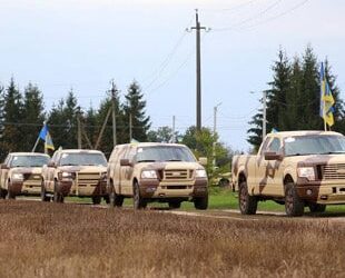 Українська діаспора з Чикаго закупила для ЗСУ 100 пікапів 