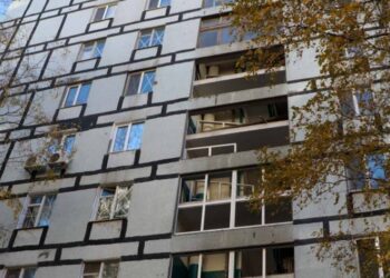 У Дніпрі чоловік розбився, впавши з висоти шостого поверху (ФОТО 18+)