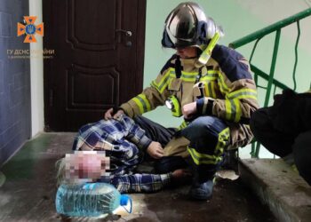 Готував їжу та заснув: у Дніпрі на пожежі врятували дідуся