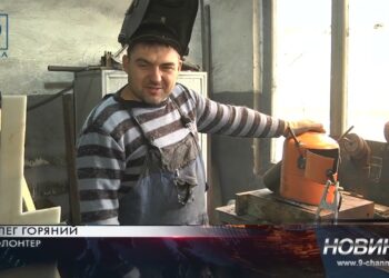 Дбають про українських бійців, які в окопах. У Дніпрі волонтери виготовляють буржуйки та спальники.