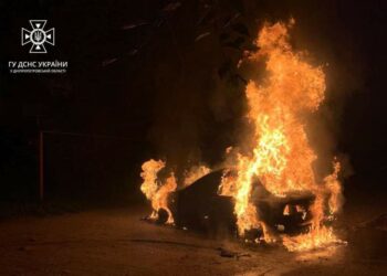 У Новомосковську вщент згоріла автівка