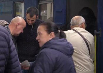 Евакуація з-під обстрілів. Літніх людей з Дніпропетровщини перевозять на захід Украïни