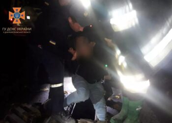 У Дніпрі надзвичайники надали допомогу чоловіку, який застряг у зливовій каналізації