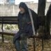 Потрібна допомога: у Дніпрі кілька днів сидить на вулиці дідусь, який не може самостійно рухатися