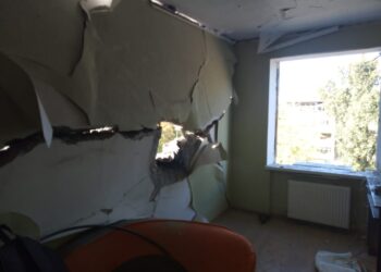 Знесені поверхи та величезні дірки у стінах: поліція показала наслідки обстрілу Нікополя