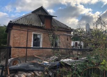 Поліція показала пошкоджені будинки після ворожих обстрілів Нікопольського району 