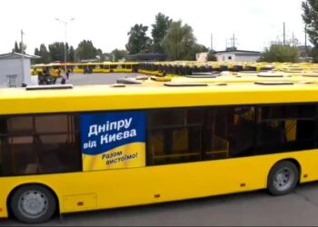 Дніпру від Києва: 30 обіцяних Віталієм Кличком автобусів напівдорозі до місця призначення (ВІДЕО) 