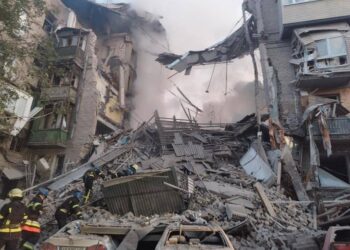 Ворог поцілив ракетами в житлові будинки у Запоріжжі: фото та відео