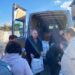 Зруйнована вулиця, пошкоджені будинки, страшний рів на місті загибелі людей, на який приносять квіти та іграшки