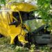 На Дніпропетровщині автівка влетіла в дерево: постраждалого деблокували надзвичайники 