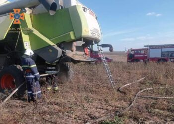 На Дніпропетровщині під час роботи у полі загорівся комбайн 