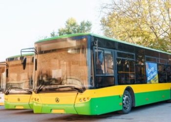 Вінниця подарувала Дніпру автобуси для відновлення громадського транспорту 