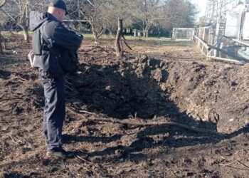 На Дніпропетровщині на місцях “прильотів” рашистстких ракет поліція збирає докази воєнних злочинів рф 