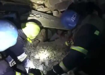 У Запоріжжі надзвичайники врятували родину, яка опинилася під завалами внаслідок ракетного удару (ВІДЕО)