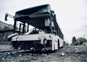 Потрібна допомога водію автобуса, який постраждав внаслідок ракетної атаки у Дніпрі
