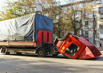 У Дніпрі у фури відвалилася кабіна: водій дивом вижив