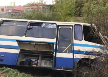 Рейсовий автобус “Дніпро – Кам’янське” зіткнувся з іномаркою: серед постраждалих – дитина (ВІДЕО)