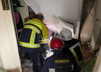 З-під завалів будинку у Миколаєві дістали 11-річного хлопчика, якого шукали шість годин  (ФОТО.ВІДЕО)
