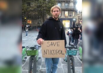 Українські зірки під час виступу у Парижі висловили підтримку Нікополю, який потерпає від щоденних обстрілів
