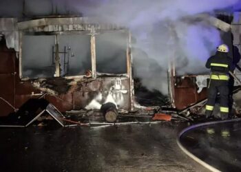 У Дніпрі вогонь вщент знищив будівлю шиномонтажу разом із обладнанням (ФОТО) 