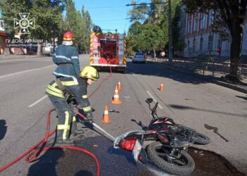 У Кривому Розі мотоцикліст збив жінку: постраждалу рятують у лікарні