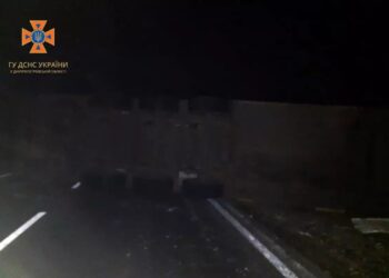 На Дніпропетровщині на автошляху перекинулася вантажівка