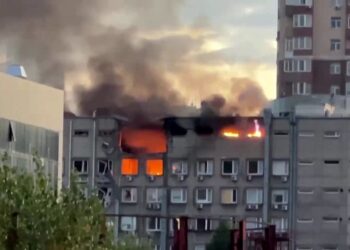 У Києві зі зруйнованого будинку врятували 18 людей: ще двоє мешканців залишаються під завалами