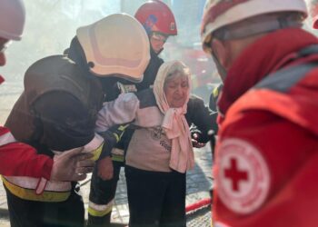 Зі зруйнованого будинку у Києві врятували бабусю (ФОТО)