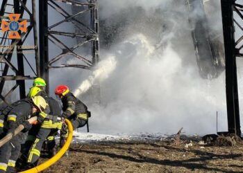 Кілька годин приборкували пожежу на місці «прильотів» у Дніпрі: подробиці від ДСНС