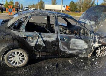 Займання автівки на Донецькому шоссе: подробиці та фото від рятувальників