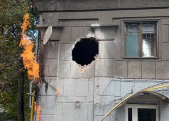 У Запоріжжі ракета вдарила по житловій п’ятиповерхівці (ФОТО)