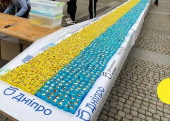 У Дніпрі зробили прапор із синьо-жовтих ролів