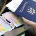 В Україні продовжили прострочені паспорти та посвідки на проживання