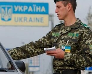 Виїзд чоловіків за кордон: українцям пояснили, коли запрацює “єВідрядження”