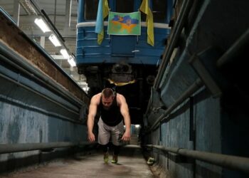 Подвійний рекорд: дніпрянин протягнув на тросі, прикріпленому до шиї, вагон метрополітену