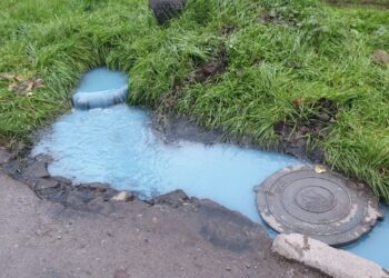 Поблизу металургійного заводу у Дніпрі помітили блакитне джерело (ФОТО)