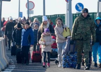 Українцям, які зараз перебувають за кордоном, не варто повертатися додому до весни, — Верещук 