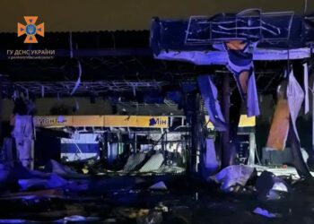 Вагітна жінка заживо згоріла в автівці: подробиці та фото ворожої атаки по Дніпру від рятувальників 