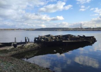 У Дніпрі з води “визирнув” старий колісний пароплав 
