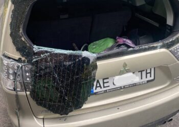 У Дніпрі в темний час масово трощать та грабують припарковані автівки (ФОТО)