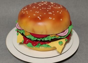 Ностальгія по MacDonald`s: кондитер з Дніпра виготовив торт у формі бургера
