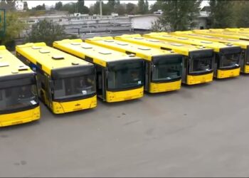 Киïв передав до Дніпра 30 автобусів на заміну зруйнованим від ворожого обстрілу