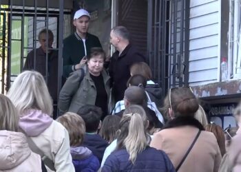 Мешканці Луганська допомагають переселенцям роздають гуманітарну Допомогу