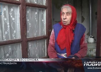 Вибиті вікна та протікає дах: як живе бабуся Шура після ракетного удару по Дніпру
