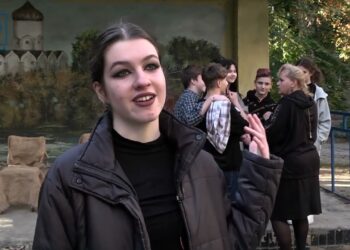 Вистави для мешканців багатоповерхівок. У Дніпрі молоді актори гастролюють по подвір’ям міста