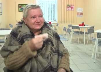 «Я добу пролежала у розбитій квартирі» – сповідь маломобільноï жінки, яку вивезли з-під обстрілів