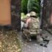 Бабуся на колінах зустріла свого онука – визволителя Херсону (ВІДЕО)