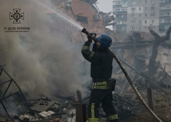 Два влучання ворожих ракет по Дніпру: подробиці від рятувальників