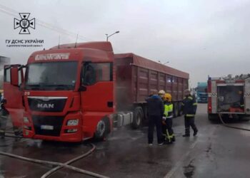 У Кривому Розі на ходу загорілася вантажівка