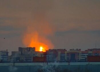 Поблизу російського Санкт-Петербурга стався потужний вибух та масштабна пожежа (ВІДЕО)